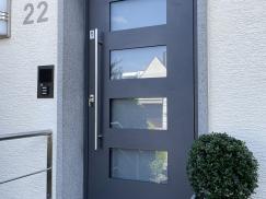 Neue Haustür in anthrazit mit vier Milchglas-Lichtausschnitten